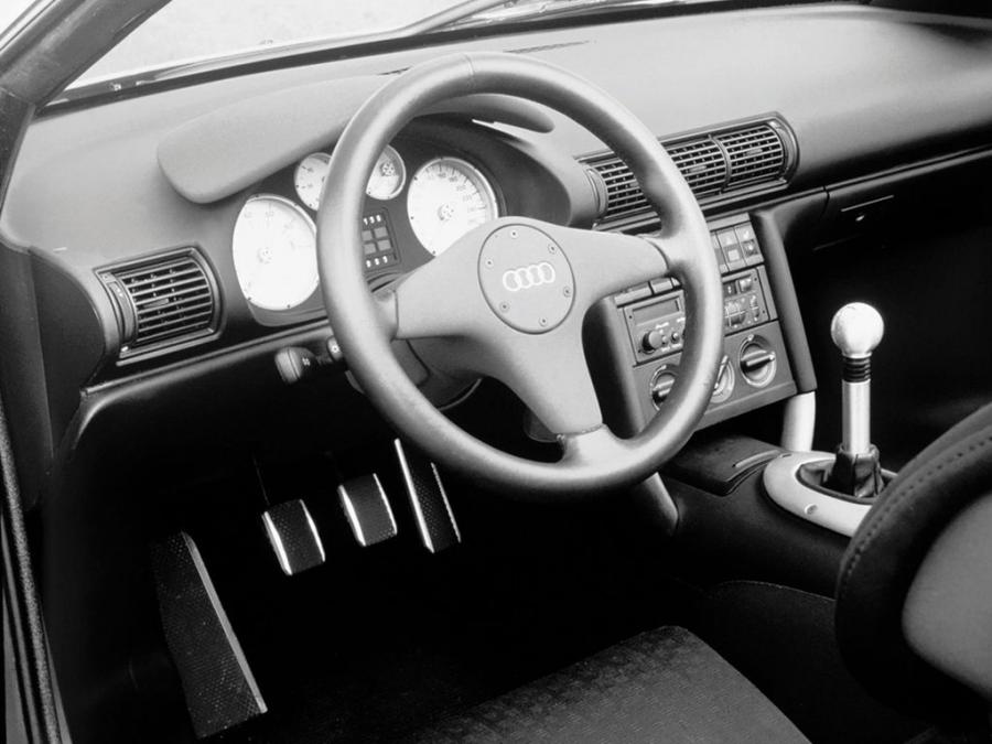 Панель приборов Audi Quattro Spyder Concept 1991 года  (фото 9 из 13)